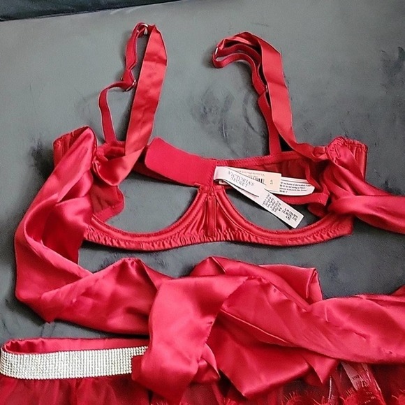 Victoria's secret red lingerie set. Garter skirt XS Small, Small bow bra. - Picture 5 of 10